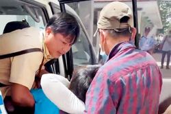 CSGT đưa người phụ nữ bị tai biến đi cấp cứu kịp thời