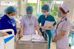 Nữ điều dưỡng trưởng tận tâm với nghề