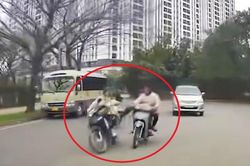 Hai thanh niên nghênh ngang đầu trần, lạng lách, đạp người đi đường