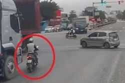 Clip: Thót tim lái xe máy va chạm ngã ngay đầu ôtô tải