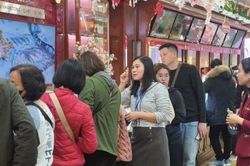 Giá vàng nhẫn tăng 'bứt tốc' lên mức cao nhất mọi thời đại, dân chen nhau mua bán
