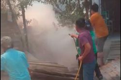 Cháy nhà tạm trong hẻm, người dân ôm đồ tháo chạy