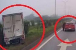 Clip: Ô tô tông liên tiếp xe tải và 'xế hộp' trên cao tốc
