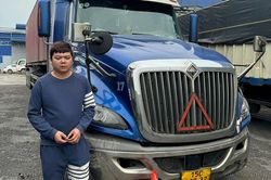 Tạm giữ tài xế điều khiển xe container tông vào xe cảnh sát