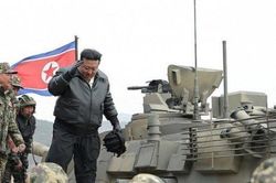 Ông Kim Jong Un tự lái xe tăng