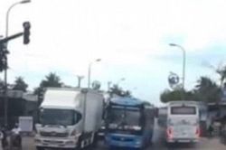 Clip: Không chịu 'xếp hàng' gặp tài xế cứng rắn, xe khách bị ô tô ép dồn dập