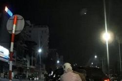 Clip: Tài xế lái ô tô chạy như chốn không người, tông văng cô gái đi xe máy
