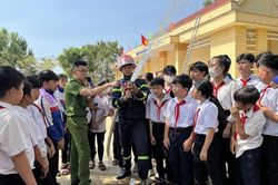 Công an Đắk Nông tổ chức trải nghiệm, thực hành chữa cháy và CNCH tại các trường học