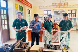 Nhiều người dân đến đồn biên phòng giao nộp kích điện, ngư cụ tận diệt thủy sản