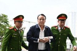 Hình ảnh Chủ tịch Tân Hoàng Minh tới tòa trong ngày đầu xét xử