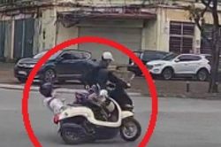 Clip: Xe Air Blade tông cô gái trẻ ngã ngửa, nhân chứng hốt hoảng