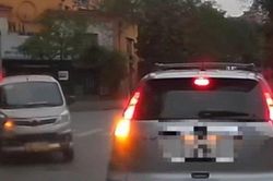 Clip: Chạy 'bất ổn', xe tải van lao đầu vào ô tô SUV đang chờ đèn đỏ