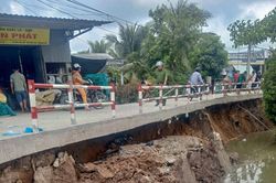 Cần Thơ: Sạt lở bờ kênh làm ảnh hưởng đến đường giao thông