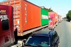 Clip: Lái ô tô 'đi sau về trước' gặp ngay lái xe cứng rắn, tài xế nhận 'bài học' nhớ đời