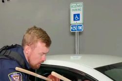 Mẹo mở cửa kính ôtô khi mất hoặc quên chìa khóa trong xe