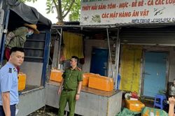 Liên ngành phát hiện hơn 1 tấn thực phẩm không rõ xuất xứ trên địa bàn Hà Nội