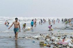 Khách tắm biển chung với rác ở Nam Định: Chính quyền nói gì?
