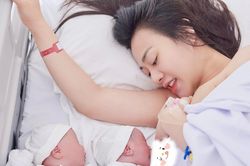 Phương Oanh sinh đôi