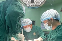 Phẫu thuật lần thứ 7 để lấy sỏi san hô cho bệnh nhân suy thận độ 3