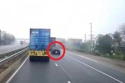 Clip: Tài xế hành động vội vàng, xe container tông ô tô xoay 360 độ