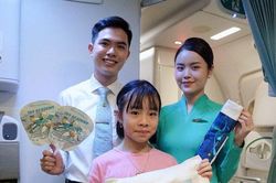 Hành khách nhí thích thú với món quà độc đáo trên chuyến bay dịp 1/6