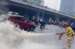 CSGT giúp người dân dập tắt đám cháy xe máy trong mưa