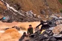 Biểu dương chiến sĩ công an lao mình cứu một gia đình trong dòng lũ