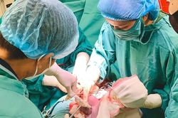 2 em bé chào đời cùng vòng tránh thai của mẹ