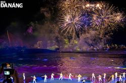 Hấp dẫn show nghệ thuật kết hợp pháo hoa hằng đêm tại Đà Nẵng