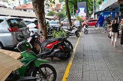 TPHCM: Nhiều quận, huyện chậm triển khai thu phí vỉa hè