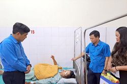 LĐLĐ tỉnh thăm hỏi, động viên đoàn viên công đoàn bị thương do mưa lũ