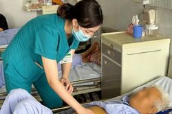 Nhập viện với men gan tăng gấp hơn 1000 lần do thói quen thường gặp ở người Việt
