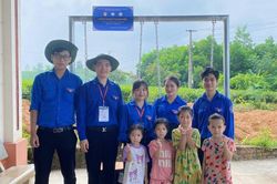 Trao tặng nhiều suất quà trong chương trình 'Hè về Tam Thanh'