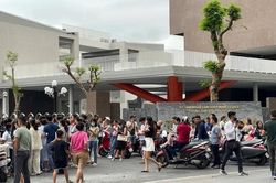 Hà Nội: Phụ huynh vây kín cổng trường vì lo con không được học gần nhà