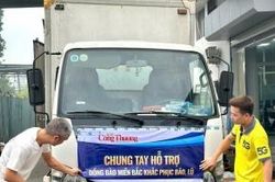 Tình cảm và những món quà thiết thực lên đường đến với người dân vùng lũ