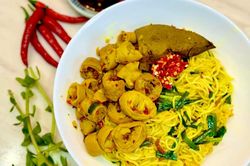 Miên man bún lòng xào nghệ