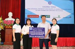 Trao tặng sổ BHXH, thẻ BHYT cho người có hoàn cảnh khó khăn