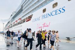 Tàu du lịch biển Coral Princess mang 2.300 khách đến Cảng quốc tế Cam Ranh