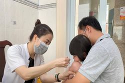 Rà soát, tiêm bù liều vắc-xin cho trẻ