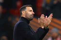 Van Nistelrooy được săn đón
