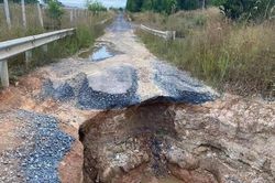 Phong tỏa hố sâu nguy hiểm trên đường dân sinh cao tốc Phan Thiết - Dầu Giây