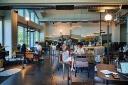 Quán cà phê ở Singapore bị tố đuổi khách ngồi quá 90 phút