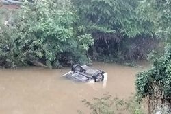 Bàng hoàng phát hiện ô tô lật ngửa dưới sông, hai người tử vong