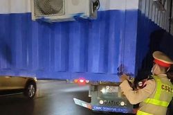 Xử phạt xe đầu kéo chở theo 'ngôi nhà di động'