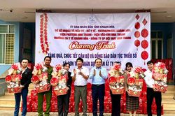 Lãnh đạo UBND tỉnh cùng các sở, ban ngành thăm, tặng quà đồng bào nghèo xã Sơn Thái