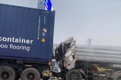 Hải Dương: Tai nạn liên hoàn trên QL5, tài xế tử vong trong cabin