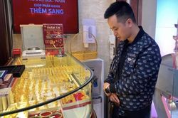 Thị trường vàng sôi động, giá nhảy vọt cả triệu đồng/lượng