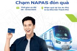 Chủ thẻ NAPAS đi metro 'xé túi mù' nhận quà tặng bất ngờ
