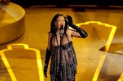 Rihanna bất ngờ hủy 6 buổi hòa nhạc ở London, ngày tái xuất hẳn còn xa vời?