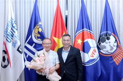 Làm sếp lớn ở Liên đoàn bóng đá Hàn Quốc, HLV Park Hang Seo vẫn hỗ trợ bóng đá Việt Nam
